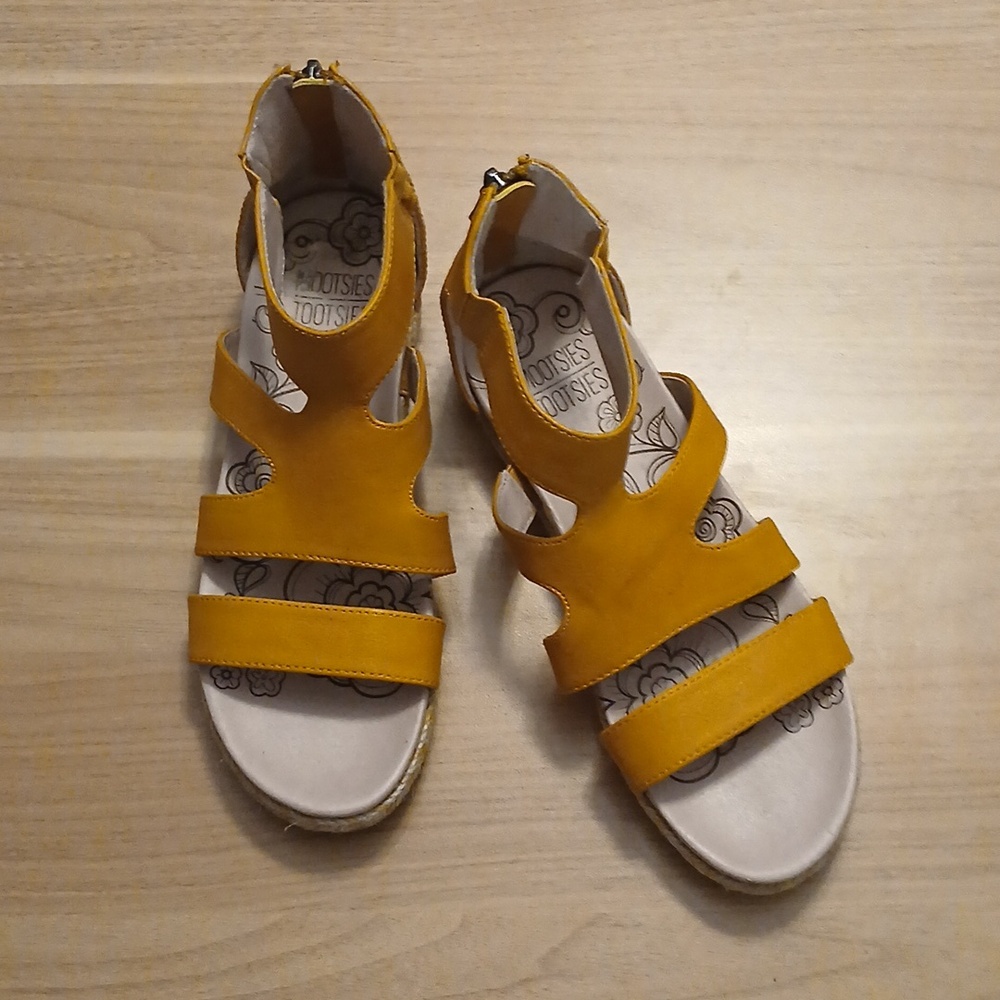 Mootsies Tootsies "Kami" Yellow Sandals in Size 6